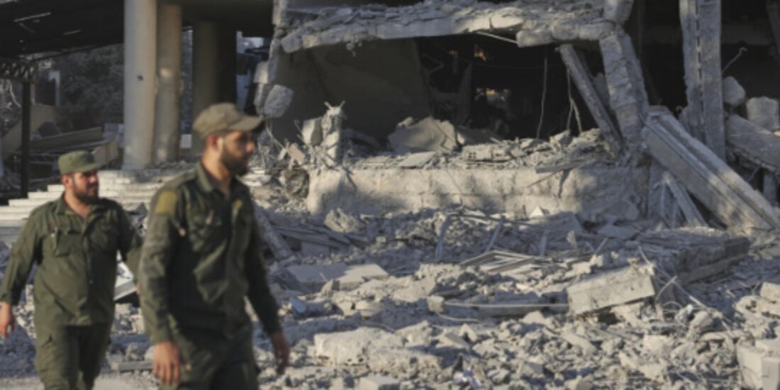 Soldados inspeccionan el edificio del Ministerio de Defensa sirio, dañado y alcanzado por ataques aéreos israelíes, en Damasco, ayer.