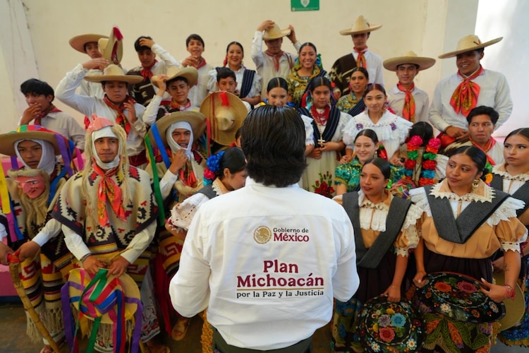 Estudiantes de Educación Superior de la entidad son beneficiados con el nuevo programa de becas de transporte.