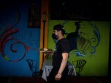 Un mesero sirve una orden en un restaurante del Centro Histórico, en mayo pasado.