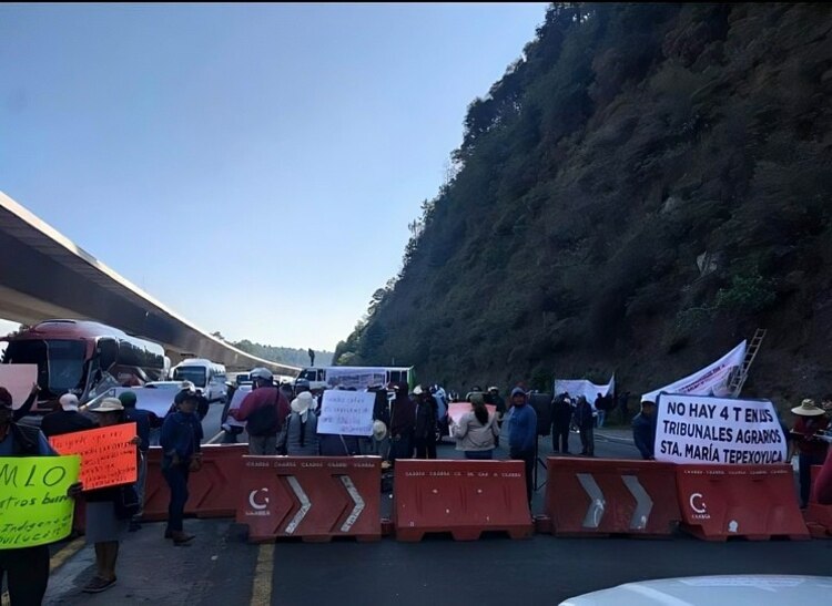 Manifestantes de 15 comunidades bloquean la México-Toluca para exigir se frene la tala ilegal en el Gran Bosque de Agua.