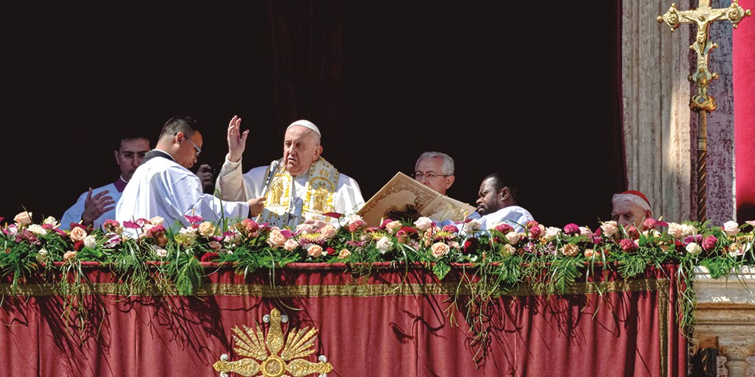 El Papa bendice a los asistentes a la ceremonia del Domingo de Resurrección, ayer.