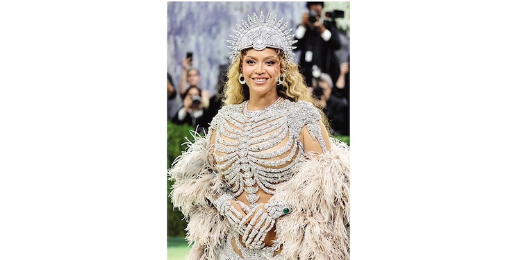 BEYONCÉ DESLUMBRÓ con este look de Rousteing.