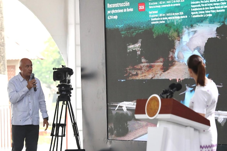 El titular de la SICT, Jesús Esteva Medina, anunció las obras viales para Veracruz durante la "Conferencia del Pueblo" de la presidenta Claudia Sheinbaum.