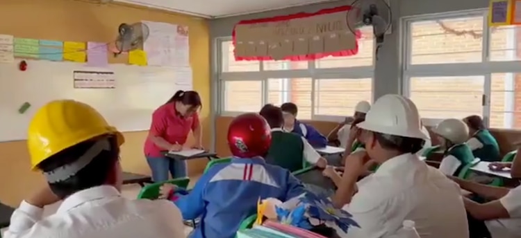 Alumnos usan cascos en clases