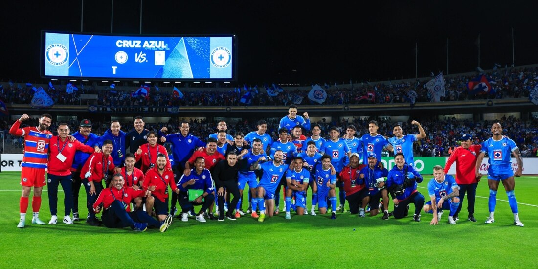 Cruz Azul celebra una victoria en el Estadio Olímpico Universitario