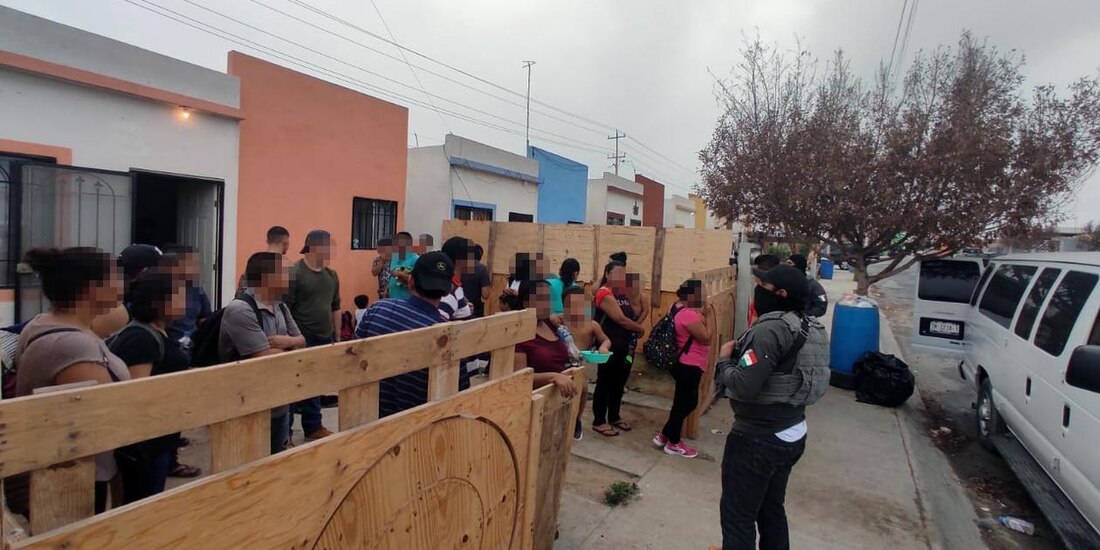 Policías de Tamaulipas rescataron, ayer, a migrantes en una casa de Reynosa.