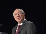 Ken Salazar advierte que "acercamiento entre México y Rusia no puede pasar"