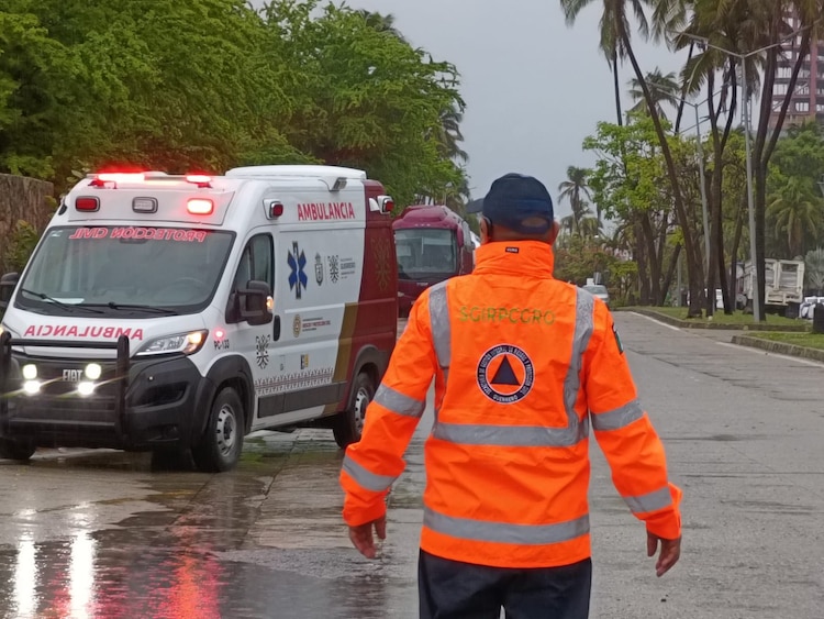 Gobierno de Guerrero ordenó labores preventivas de Protección Civil ante formación de 'Bárbara'.