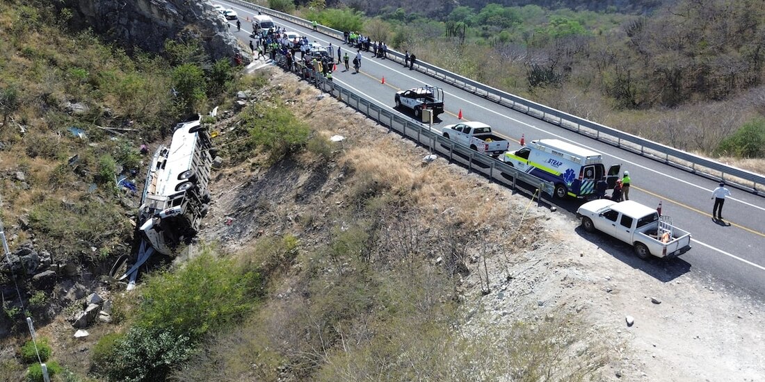 Dieciocho personas murieron tras la volcadura de un autobús que salió de la Ciudad de México.