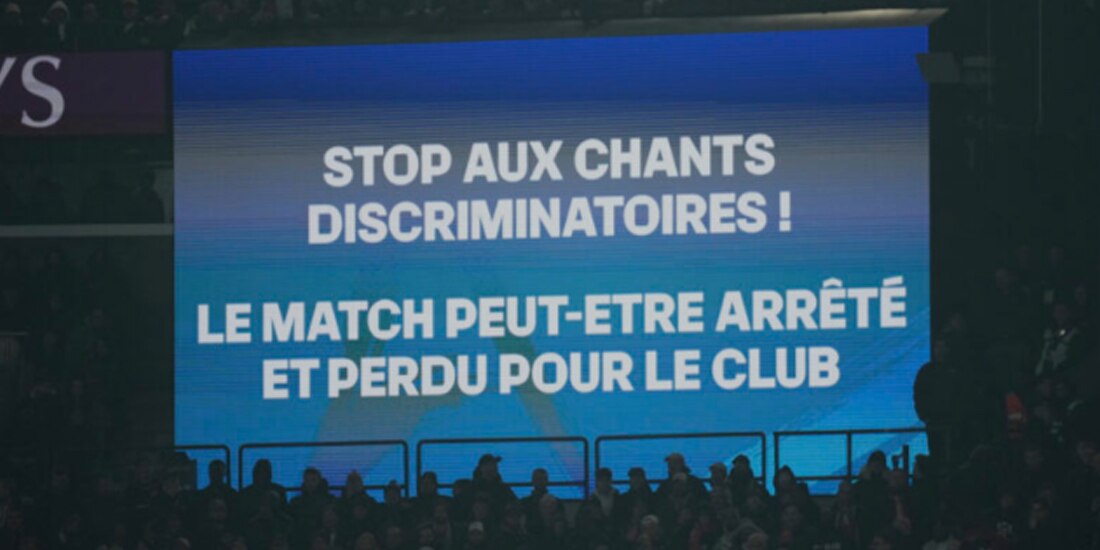 Aparecen letreros contra el racismo y la homofobia, pero ni así se hicieron caso y el partido siguió en curso, ayer.