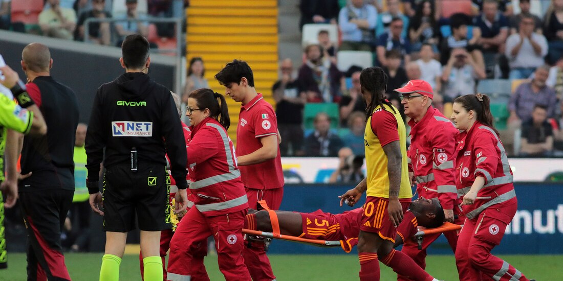 El defensor de la Roma Evan Ndicka es retirado del terreno de juego en camilla durante el partido de la Serie A de Italia ante Udinese