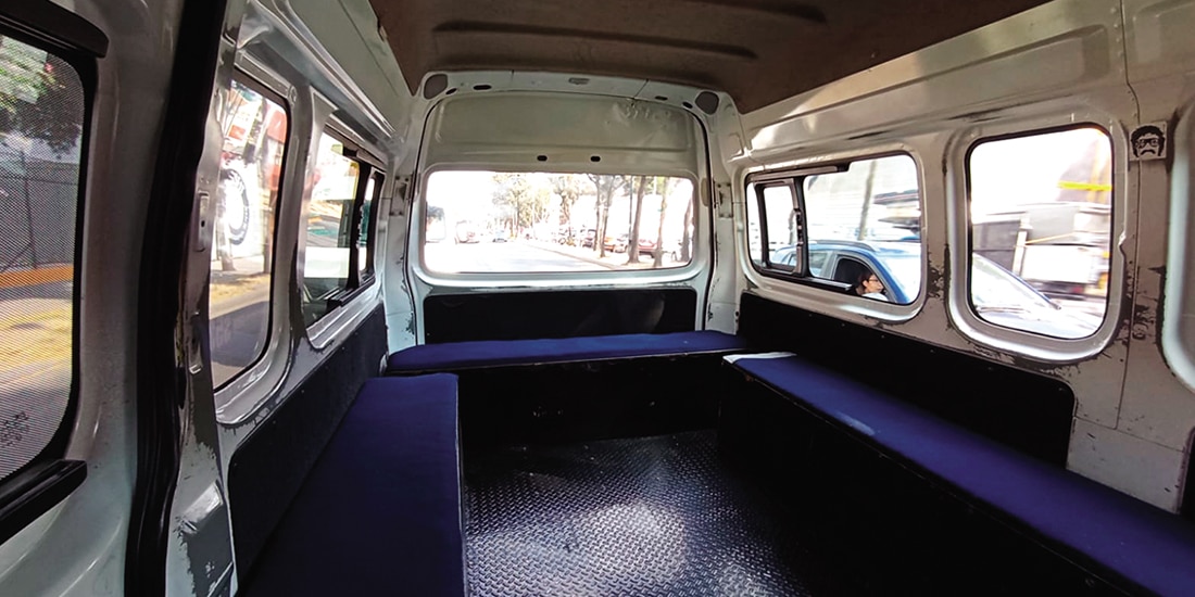 Una combi sin cámara de seguridad ni botón de pánico circula por la Ciudad de México, ayer.