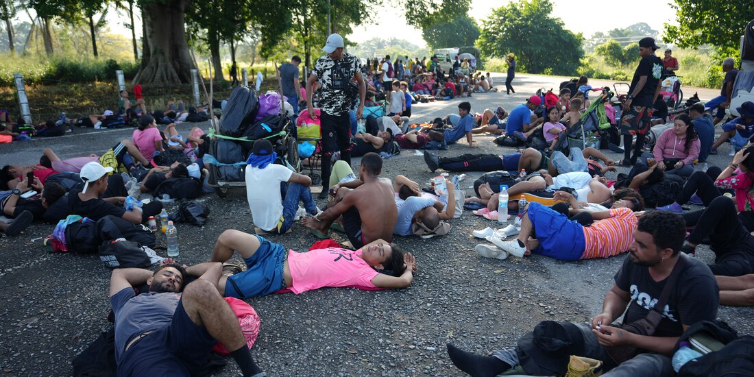 Migrantes descansan en las afueras del municipio de Escuintla, Chiapas, el pasado jueves 7 de noviembre.