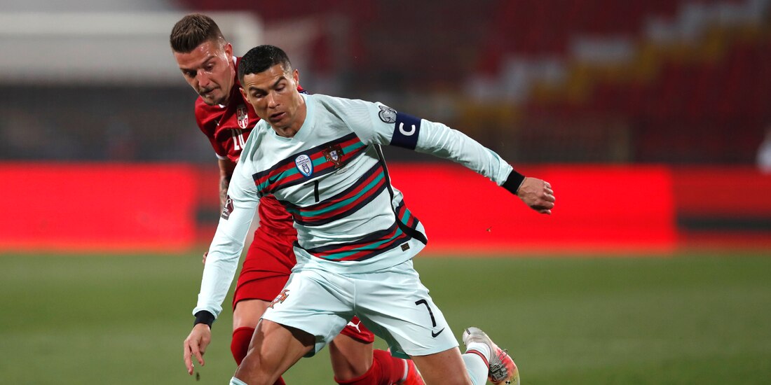 Cristiano Ronaldo conduce el balón durante el duelo entre Portugal y Serbia el pasado 27 de marzo.