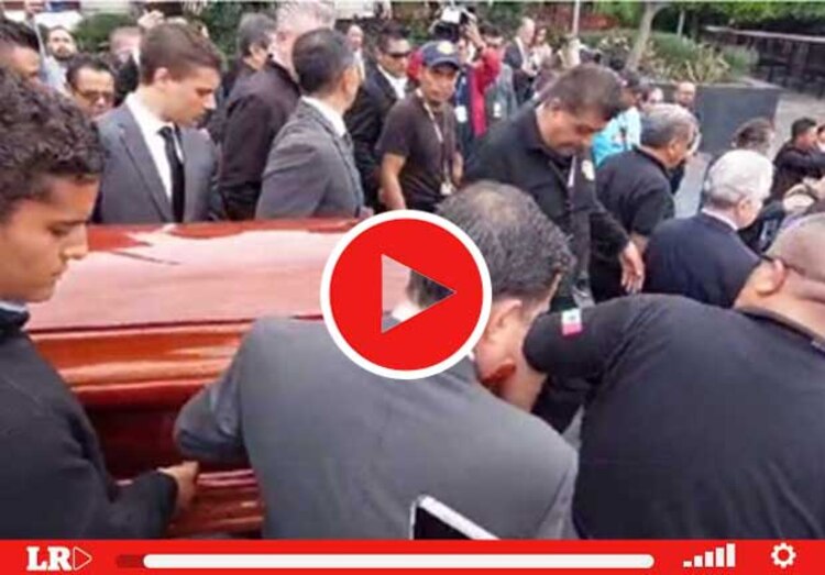 Féretro de Muñoz Ledo sale de la Cámara de Diputados para regresar al Panteón Francés