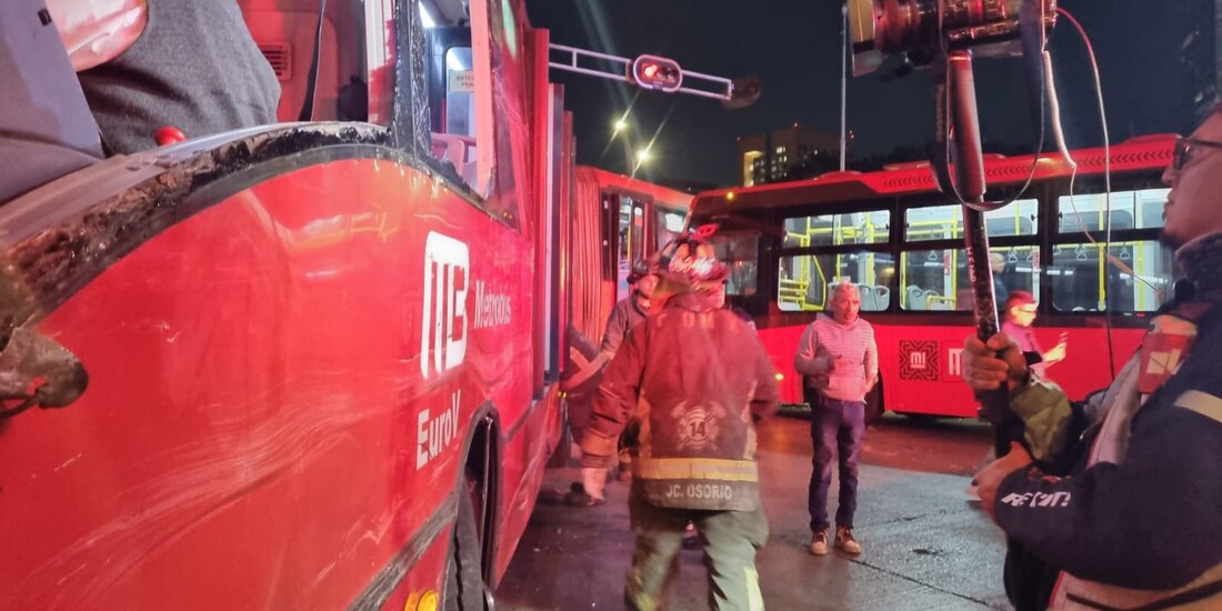 Chocan dos unidades del Metrobús.