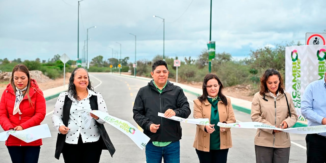 Autoridades de SLP en plena inauguración.