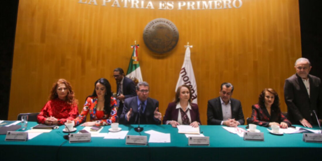 La ministra Yasmín Ezquivel (c.), ayer, en reunión con Diputados de Morena.