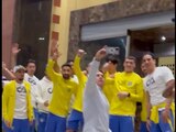 Un aficionado del América se toma una foto con jugadores del equipo afuera del hotel de concentración de las Águilas.