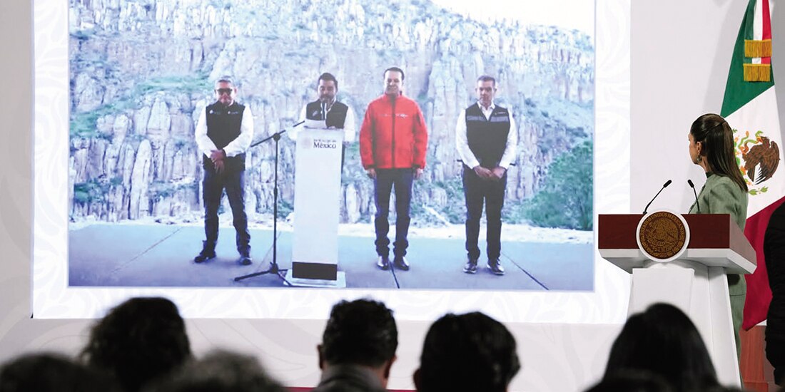 La mandataria Claudia Sheinbaum en conferencia virtual con Efraín Morales y Esteban Villegas, ayer en el banderazo de obra durante la conferencia de prensa.