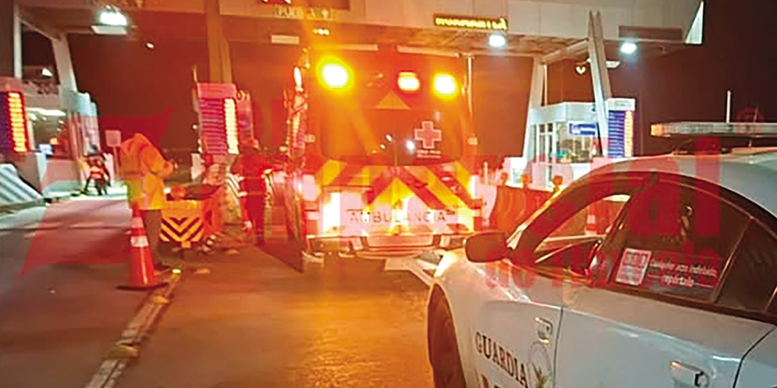 Emergencias médicas y de seguridad, ayer al acudir a la zona para trasladar a las víctimas al nosocomio.