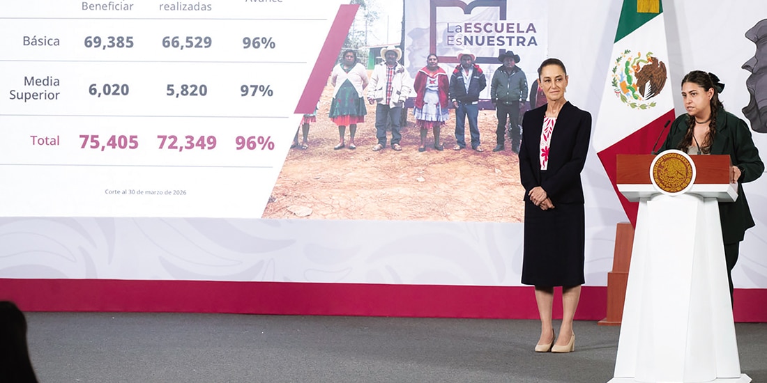 LA PRESIDENTA, ayer, con la directora de La Escuela es Nuestra.