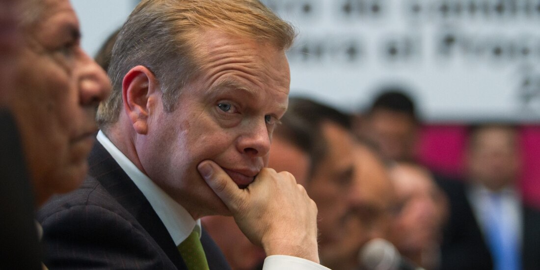 Diputado Arturo Escobar y Vega.