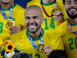 Dani Alves celebra con su presea de oro después de que Brasil venció a España en la final de futbol varonil de Tokio 2020.
