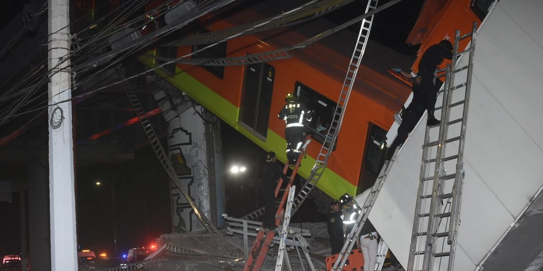 El día de la tragedia muchos pasajeros fueron rescatados por las ventanillas, como se aprecia en esta imagen de archivo.