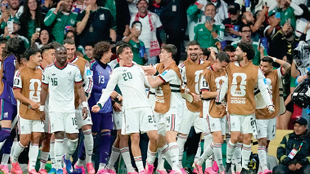 FUTBOLISTAS aztecas celebran un gol contra Chequia, el 24 de junio.
