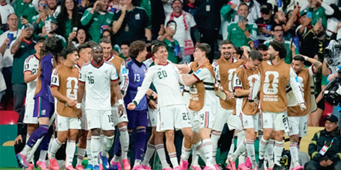 FUTBOLISTAS aztecas celebran un gol contra Chequia, el 24 de junio.