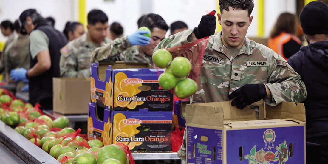 Miembros de la GN empacan alimentos en Los Ángeles, ayer