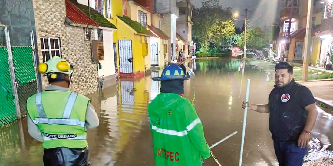 Personal de Ecatepec, en una de las zonas afectadas, ayer