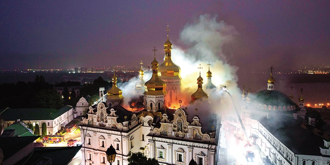 Bomberos sofocan incendio en la Catedral de la Dormición en Kiev, ayer.