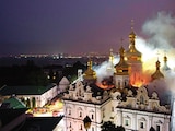 Bomberos sofocan incendio en la Catedral de la Dormición en Kiev, ayer.