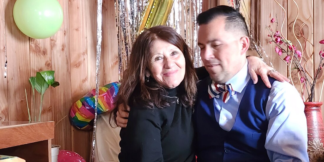 En esta imagen compartida por Constanza del Río/Nos Buscamos, se ve a Jimmy Thyden, derecha, sentado junto a María Angélica González, su madre biológica, al reunirse por primera vez en Valdivia, Chile, el 17 de agosto de 2023