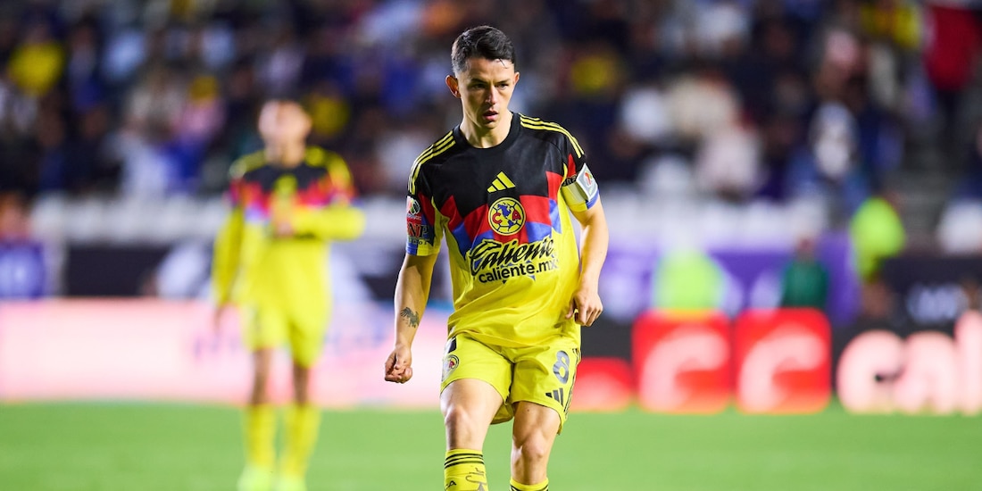 Álvaro Fidalgo conduce el balón en su último juego con el América, el pasado 18 de enero en el 0-0 ante Pachuca.