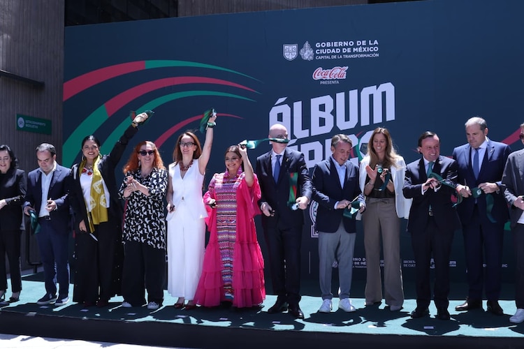 Al centro, la Jefa de Gobierno, Clara Brugada, en la inauguración de la exposición en el Museo Yancuic.