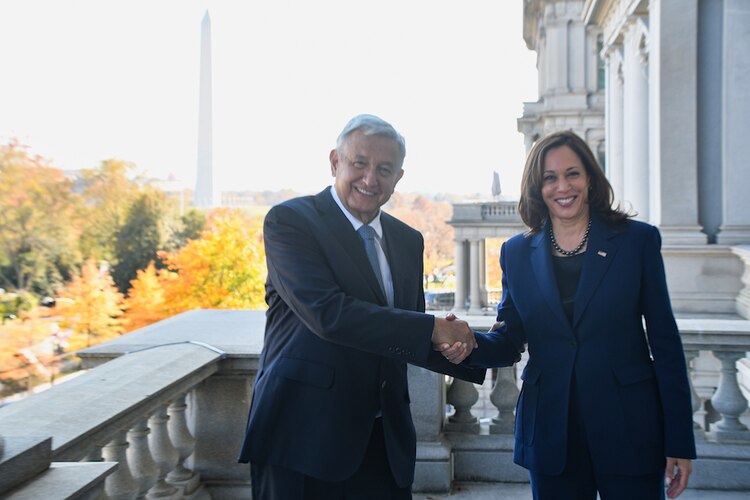 El mandatario se reunió con Kamala Harris.