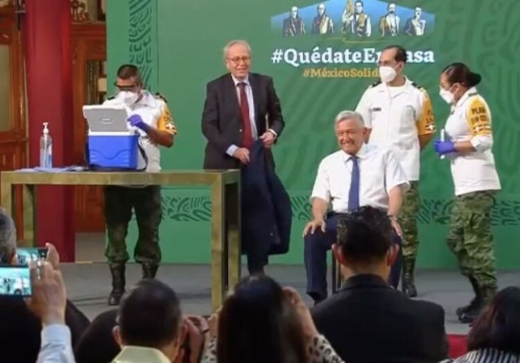 El Presidente Andrés Manuel López Obrador (AMLO) recibe vacuna contra el COVID-19