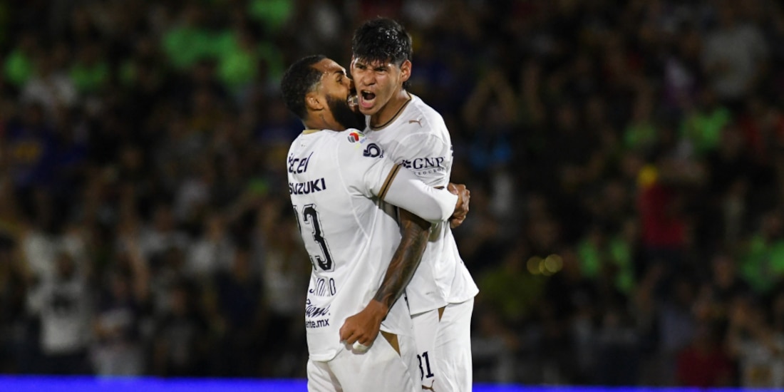Robert Morales y Juninho celebrando el tercer gol de Pumas.