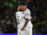 Robert Morales y Juninho celebrando el tercer gol de Pumas.