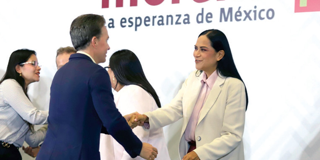 EL SENADOR Manuel Velasco saluda a Ariadna Montiel,
presidenta de Morena, en el registro de candidatos, ayer.