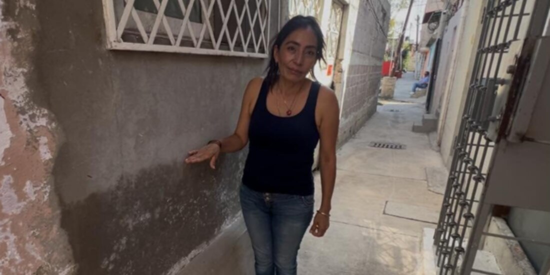 Claudia Rodríguez muestra ayer el nivel del agua que alcanzó la lluvia del lunes.