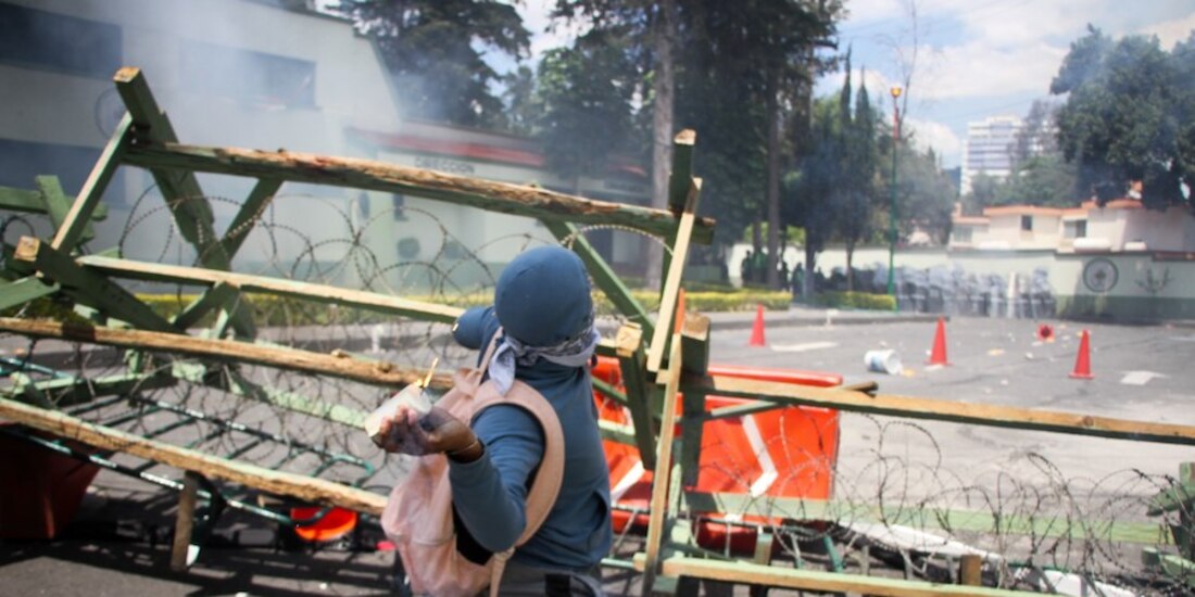 Los manifestantes lanzaron piedras, cohetones encendidos y petardos a elementos de la SSC y del Ejército, la tarde del viernes.