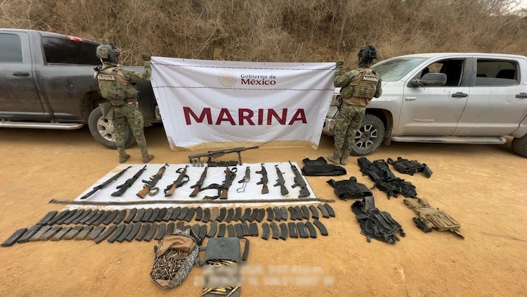 Elementos de la Semar decomisan arsenal incluidos explosivos.