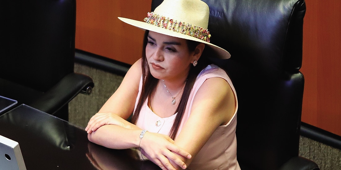 La alcaldesa de Uruapan, en su visita al Senado el 25 de marzo, al ser incomodada por la bancada de Morena.