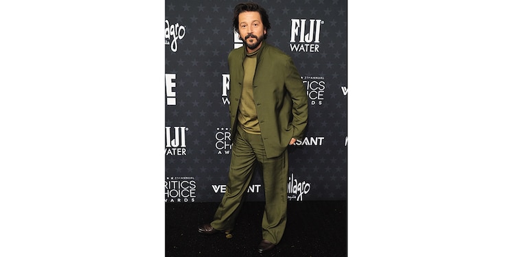 Diego Luna eligió un look verde más casual, pero sin perder lo sofisticado.