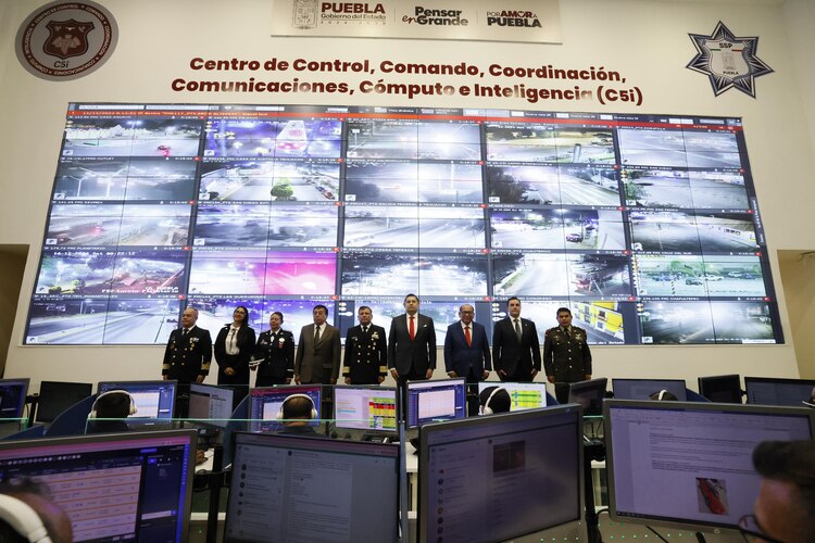 Autoridades estatales y federales asisten al cambio de mando de la SSP de Puebla en el Complejo Metropolitano de Seguridad.