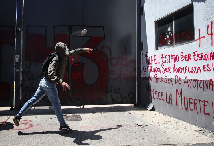 Jóvenes embozados lanzaron proyectiles al Centro Nacional de Inteligencia, ayer.